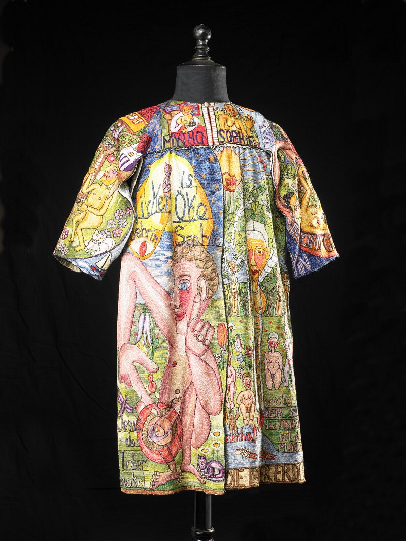 Le magazine «Femina» met en évidence le manteau de Helga Goetze présenté dans l‘exposition «Parures d’Art Brut».
